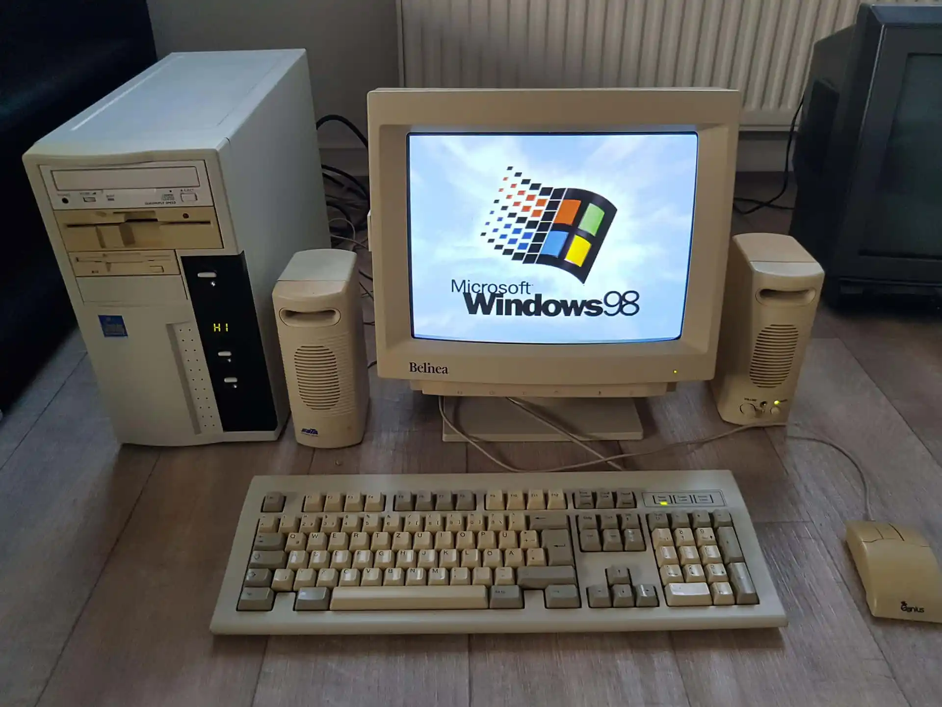 带 CD-ROM 的老电脑